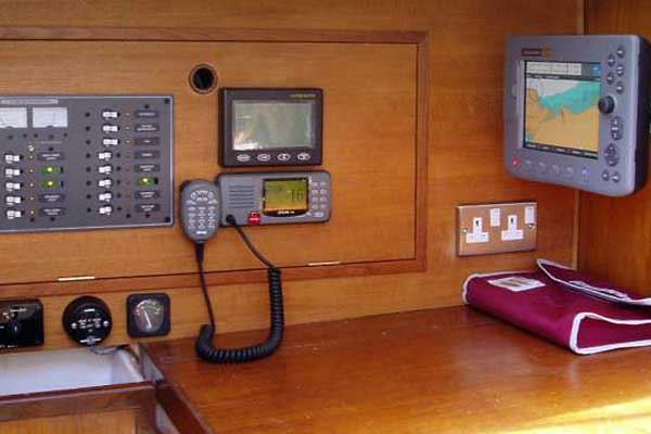 Yacht Service Electronics01
